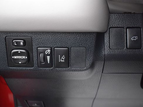 Used 2018 Toyota RAV4 Limited w/ Advanced Technology Package image 17