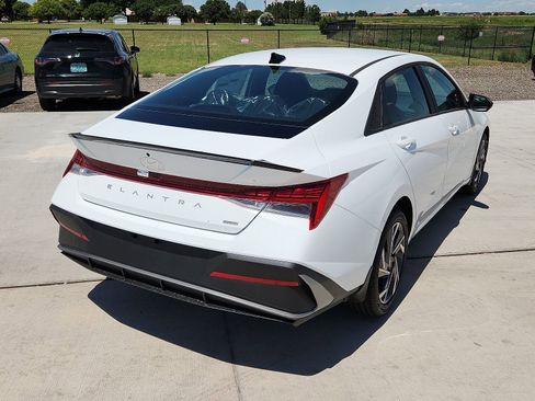 New 2025 Hyundai Elantra SEL image 4