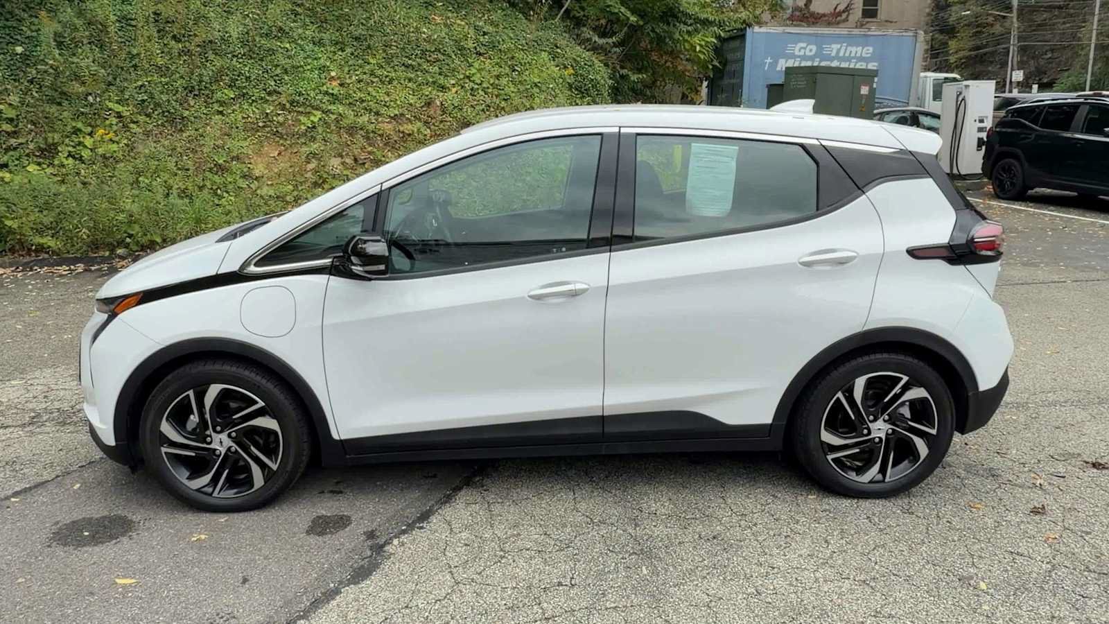 Used 2023 Chevrolet Bolt LT w/ Infotainment Package FWD image 6