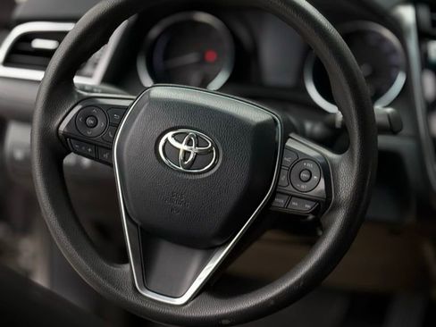 Used 2018 Toyota Camry LE image 16