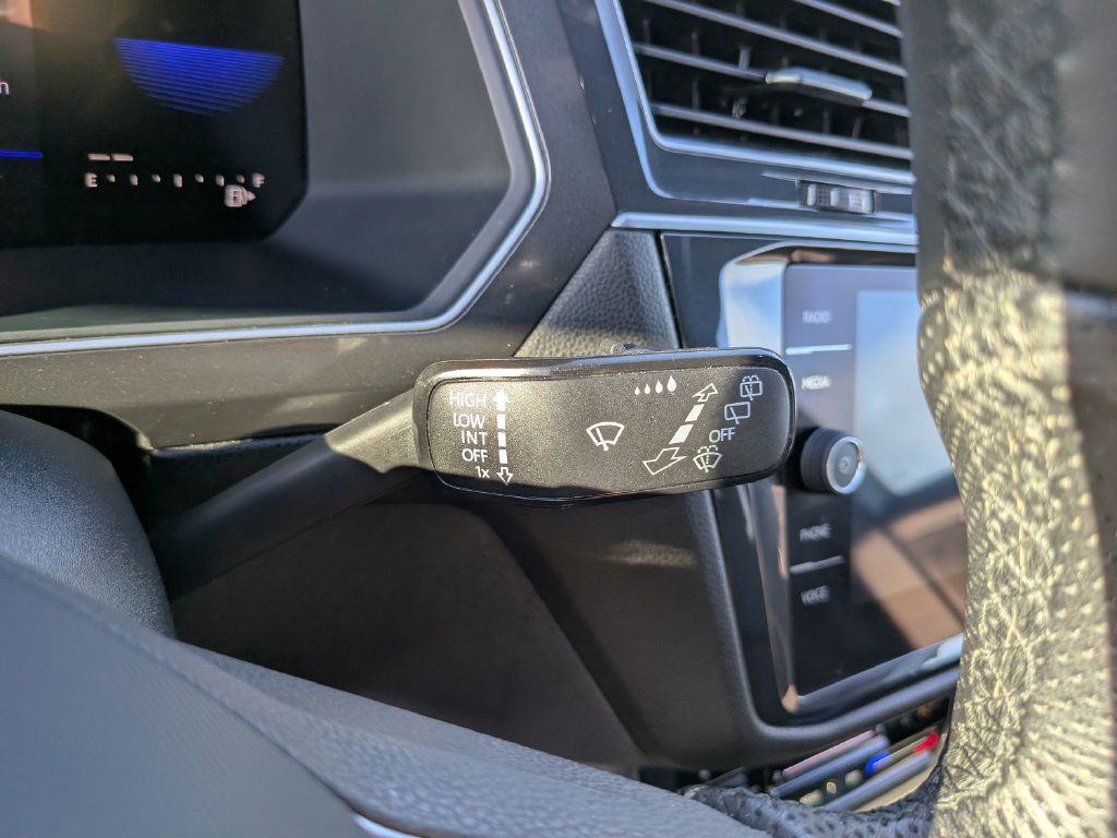 Certified 2023 Volkswagen Tiguan SE R-Line FWD image 30