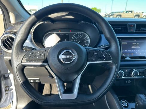 Used 2025 Nissan Versa SV w/ Trunk Package image 27