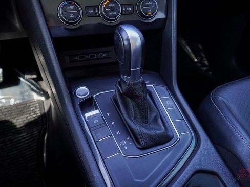 Used 2018 Volkswagen Tiguan SE w/ Panoramic Sunroof Package image 30