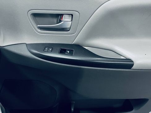 Used 2017 Toyota Sienna LE FWD image 35