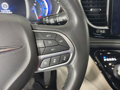 Used 2022 Chrysler Pacifica Limited image 30