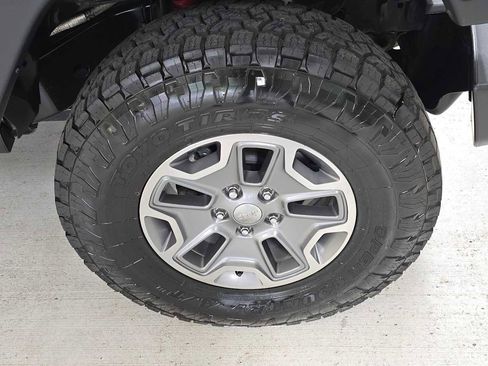 Used 2015 Jeep Wrangler Unlimited Rubicon w/ Connectivity Group AWD/4WD image 9