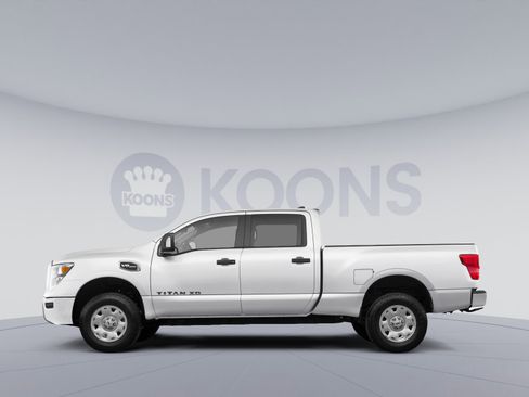 Used 2024 Nissan Titan SV w/ SV Convenience Package image 2