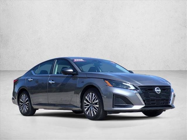 Used 2025 Nissan Altima 2.5 SV FWD image 3