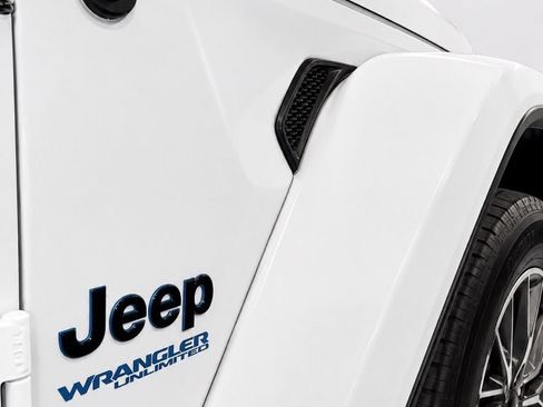 Used 2022 Jeep Wrangler Unlimited Sahara AWD/4WD image 9