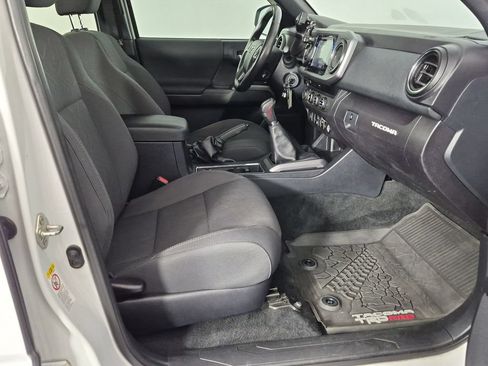 Used 2018 Toyota Tacoma TRD Off-Road w/ Technology Package AWD/4WD image 38