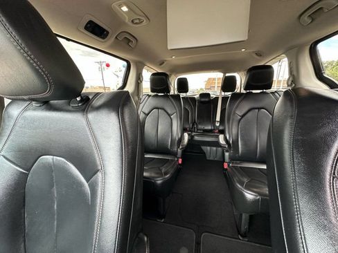 Used 2017 Chrysler Pacifica Touring-L FWD image 32