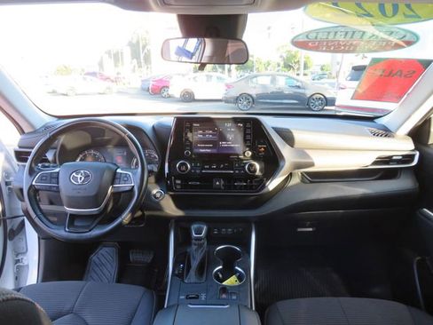 Certified 2022 Toyota Highlander LE image 23