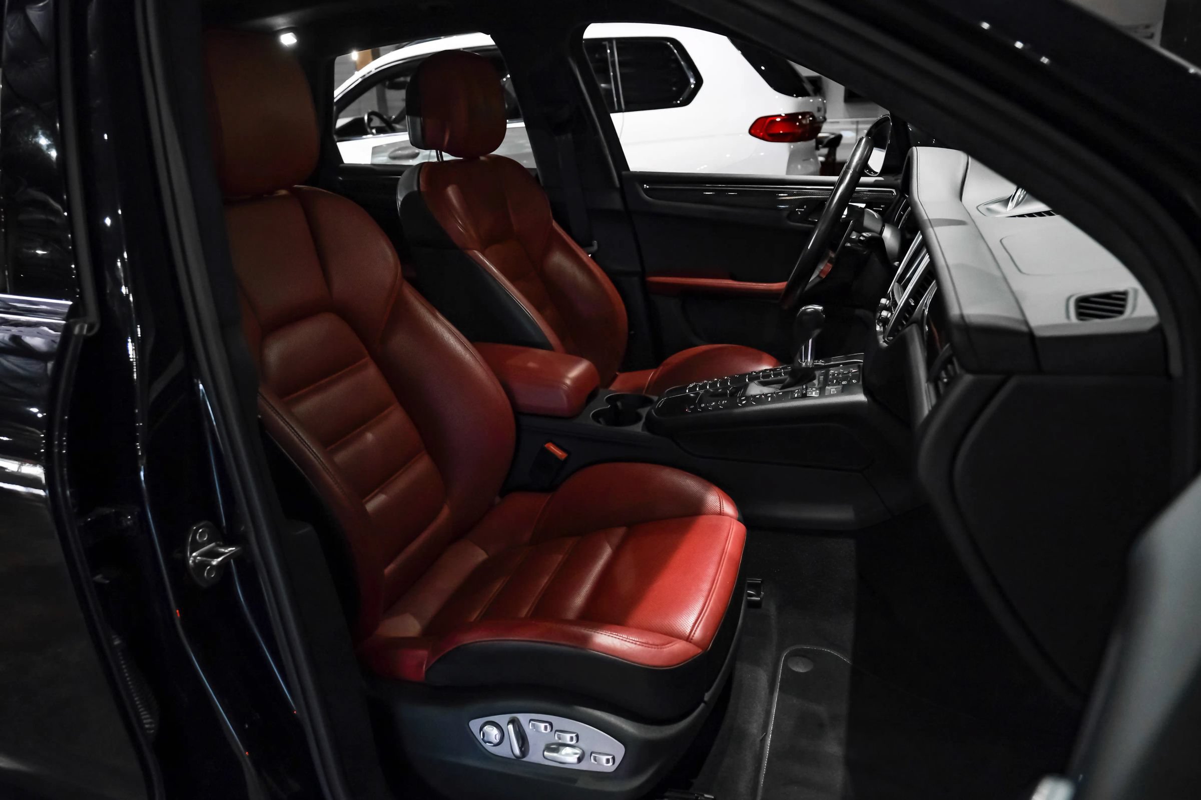 Used 2015 Porsche Macan Turbo AWD/4WD image 33
