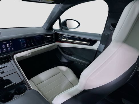 Used 2024 Porsche Panamera 4 image 26