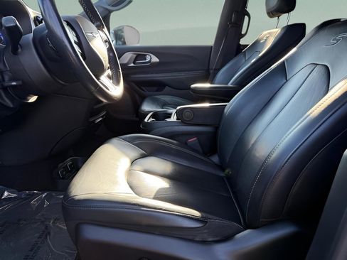 Used 2020 Chrysler Pacifica Touring-L image 19