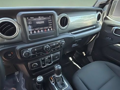 Used 2018 Jeep Wrangler Unlimited Sahara AWD/4WD image 24