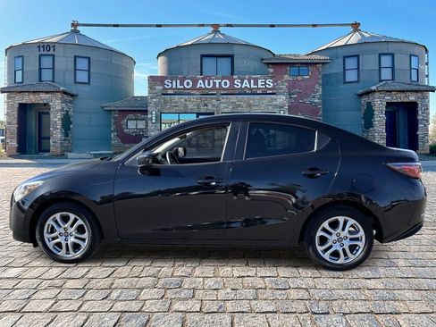 Used 2017 Toyota Yaris iA image 2