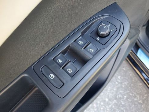 New 2026 Volkswagen Taos SE FWD image 15