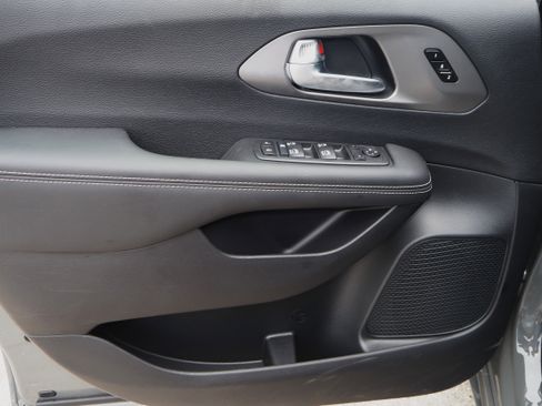 New 2025 Chrysler Pacifica Select w/ Uconnect Theater Family Group image 27