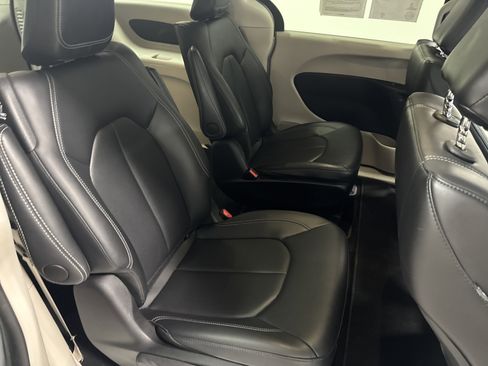 Used 2024 Chrysler Pacifica Select image 36