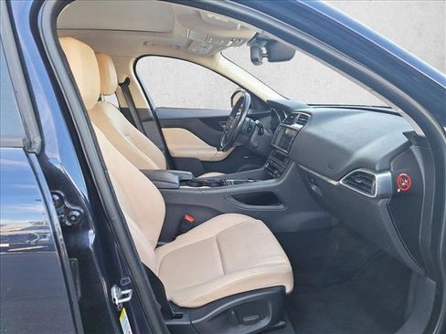 Used 2017 Jaguar F-PACE image 18