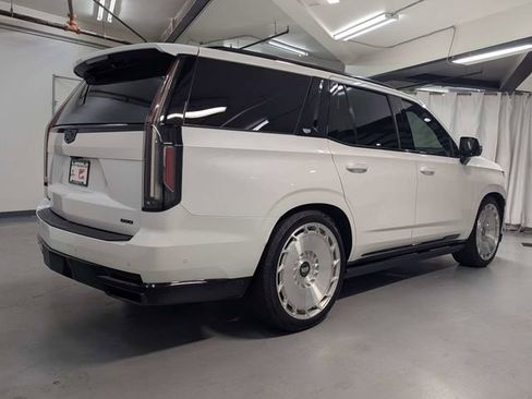 Used 2022 Cadillac Escalade Sport Platinum w/ LPO, Floor Liner Package AWD/4WD image 3