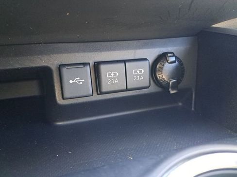 Used 2021 Toyota Highlander LE image 27