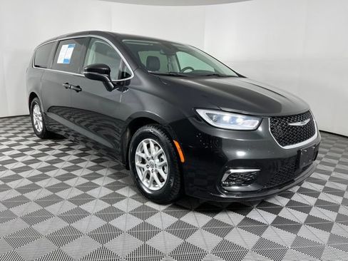 Used 2023 Chrysler Pacifica Touring-L FWD image 3