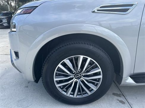 Used 2023 Nissan Armada SL w/ Captain's Chairs Package image 19
