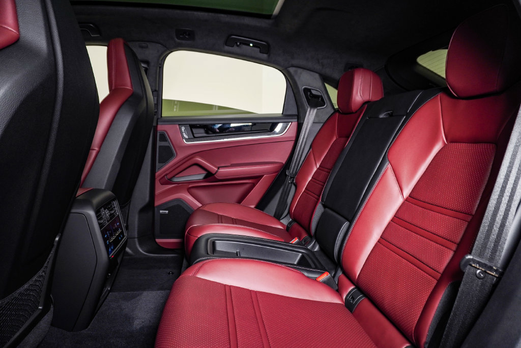 Certified 2025 Porsche Cayenne Turbo AWD/4WD image 17