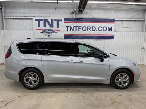 Used 2024 Chrysler Pacifica Limited FWD image 1