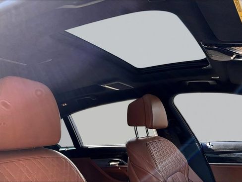 Used 2020 BMW 740i w/ M Sport Package RWD image 27