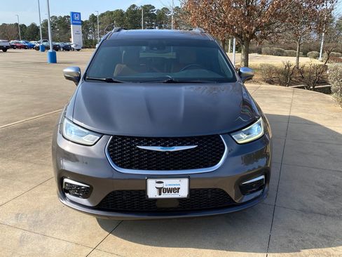 Used 2021 Chrysler Pacifica Pinnacle image 2