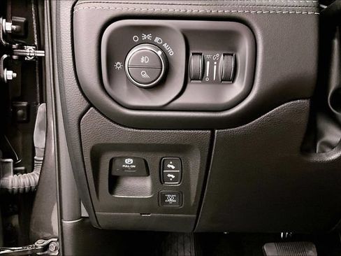 Used 2025 RAM 1500 Limited AWD/4WD image 32
