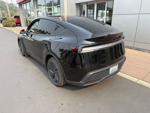 Used 2026 Tesla Model Y Long Range AWD/4WD image 3