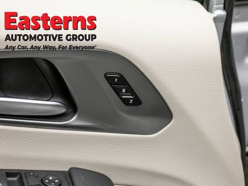 Used 2024 Chrysler Pacifica Touring-L FWD image 21