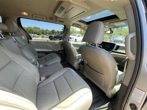 Used 2015 Toyota Sienna XLE Premium FWD image 52