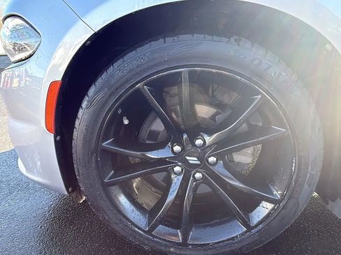 Used 2017 Dodge Charger SE w/ Blacktop Package image 5