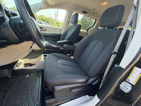 Used 2020 Chrysler Voyager L FWD image 13