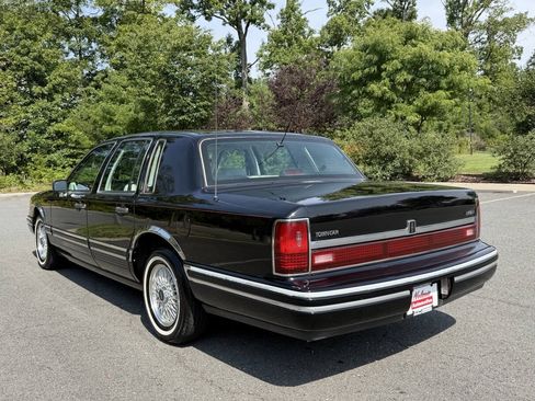 Used 1994 Lincoln Town Car Signature RWD image 3