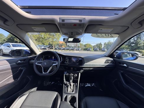 Used 2022 Volkswagen Jetta SE FWD image 19