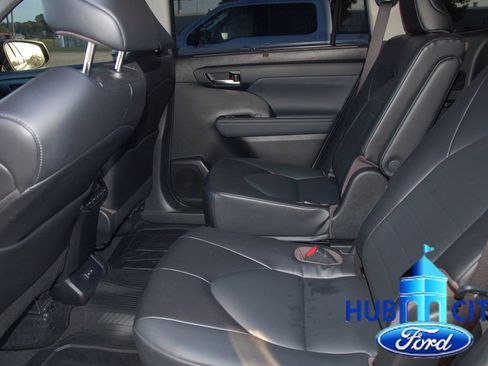 Used 2022 Toyota Highlander XLE FWD image 12