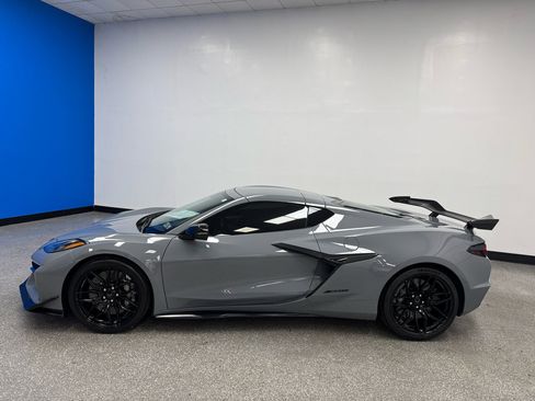 Used 2024 Chevrolet Corvette Z06 w/ Z07 Performance Package image 7