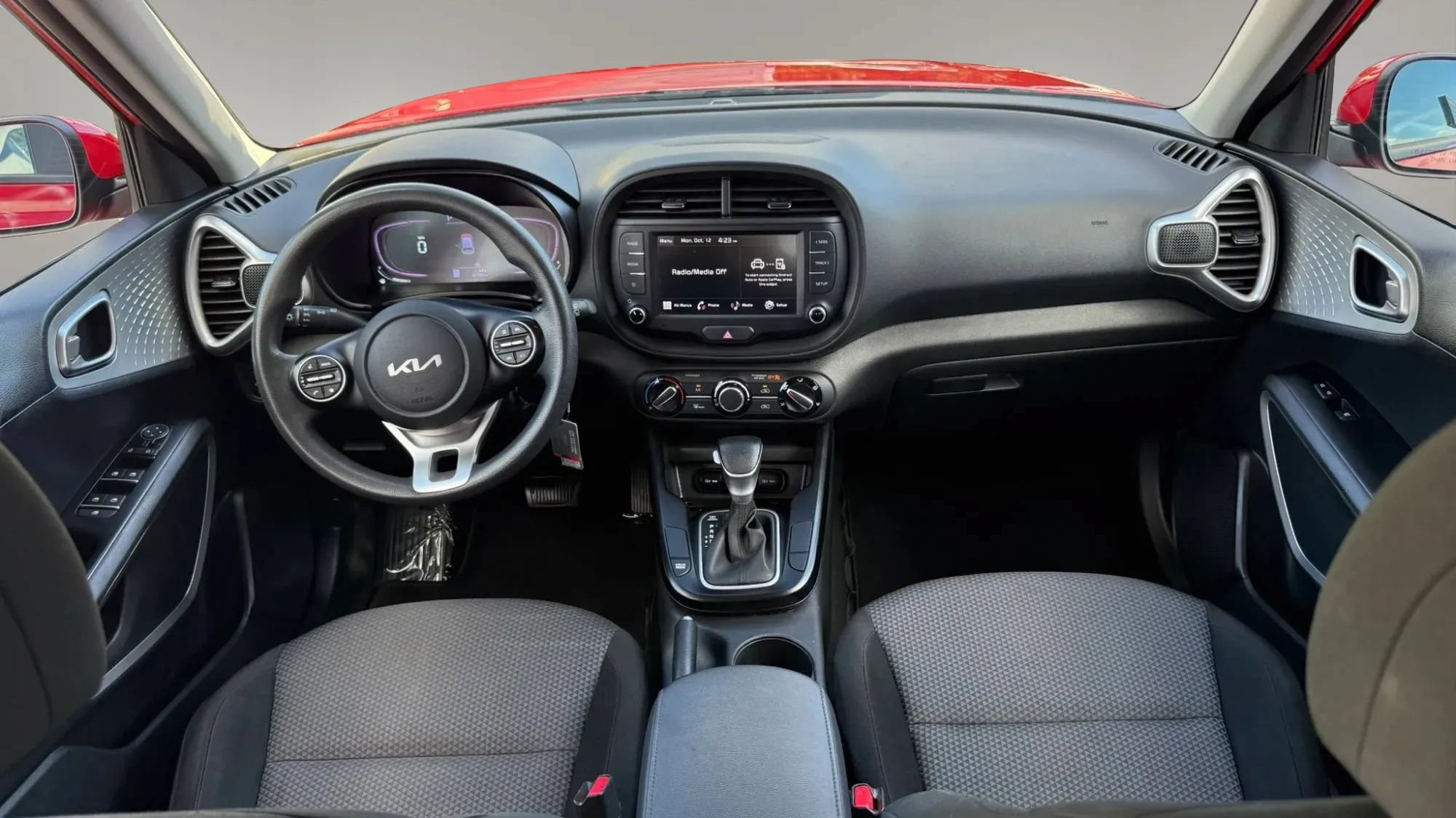 Used 2024 Kia Soul LX w/ LX Technology Package FWD image 25