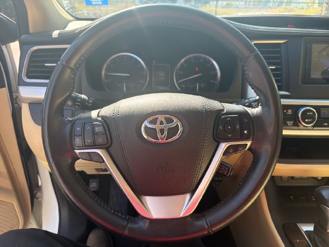 Used 2017 Toyota Highlander XLE AWD/4WD image 13