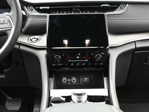 Used 2025 Jeep Grand Cherokee L Limited image 27