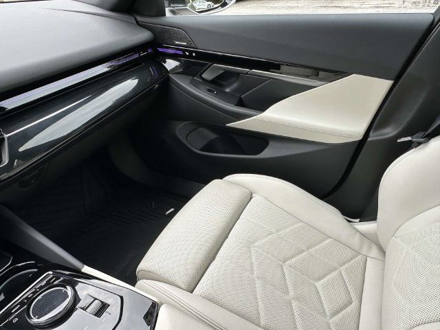 Used 2024 BMW 530i xDrive w/ Premium Package AWD/4WD image 38