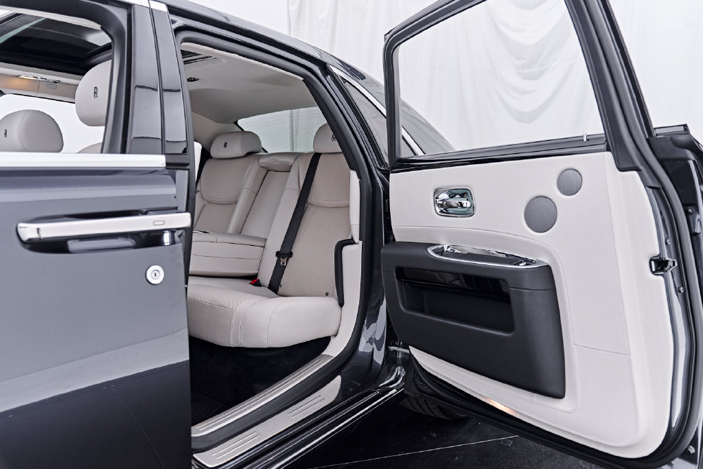 Used 2016 Rolls-Royce Ghost RWD image 36