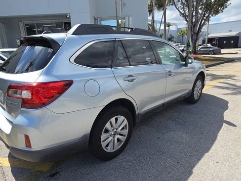 Used 2017 Subaru Outback 2.5i Premium image 3