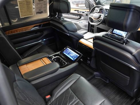 Used 2022 Jeep Grand Wagoneer Series III AWD/4WD image 39